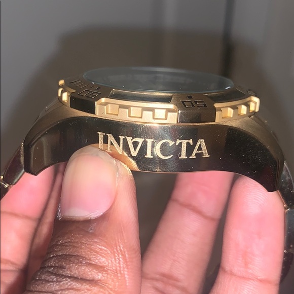 GOLD INVICTA WATCH!Comes with FREE 50$ case aswell